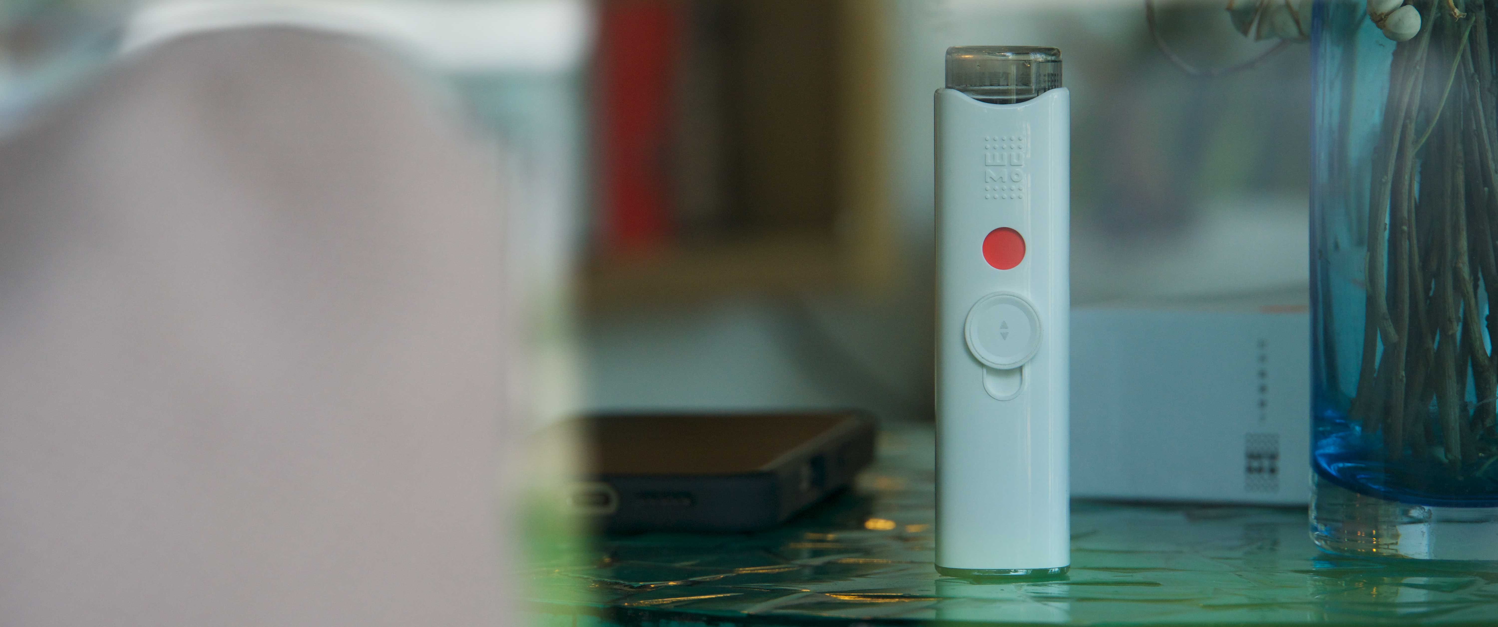 Eine detaillierte Produkt aufnahme des Wumo-Eye-Mister, die das schlanke Design und die Nebel düse hervorhebt