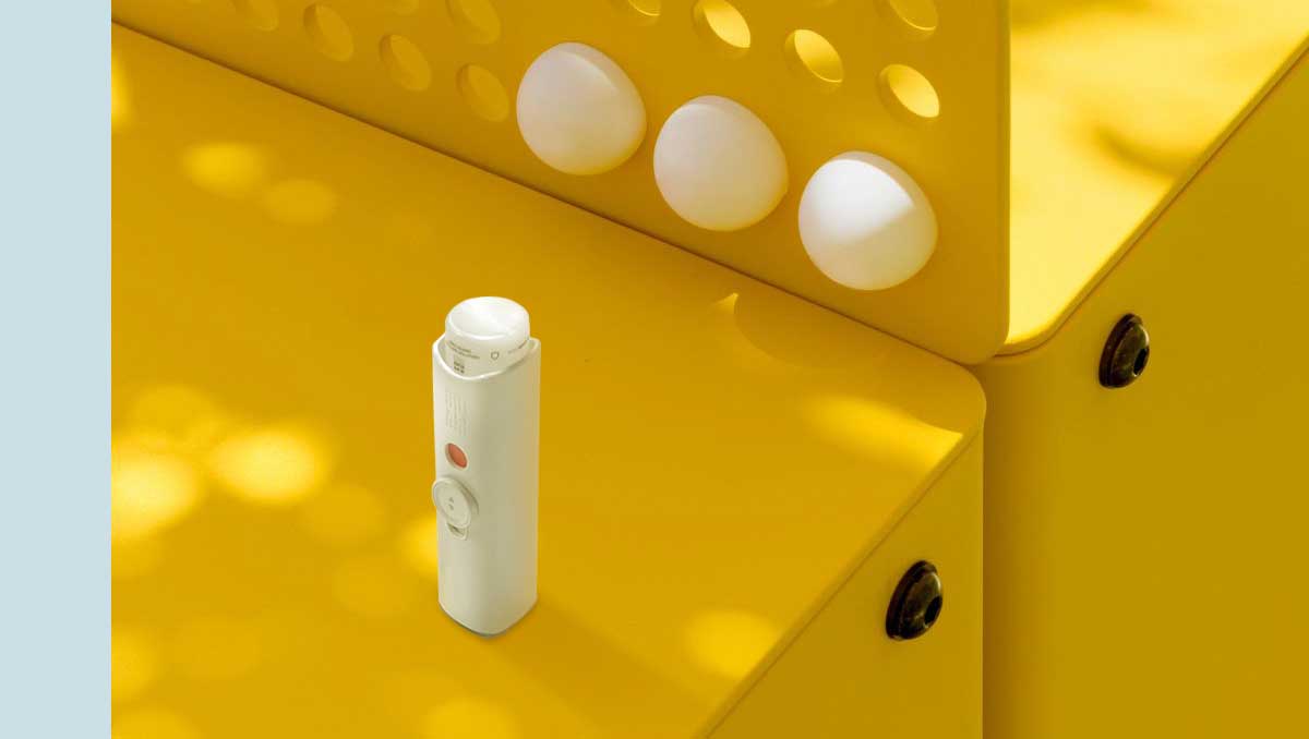 Eine-gemütliche-Indoor-Winter-Szene-mit-einer-Person-bequem-mit-einem-Wumo-Eye-Hydrator